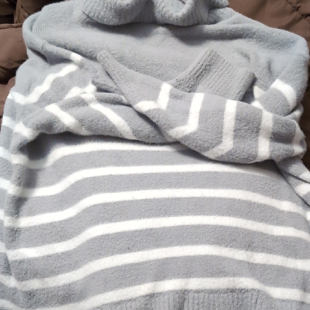 Lands' End Soft Gray and White Turtleneck Sweater